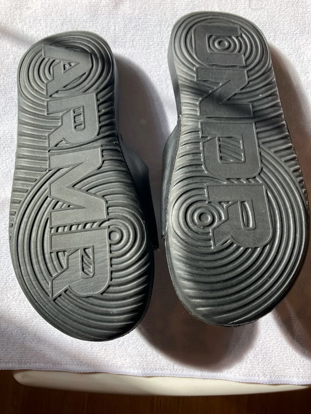 Under Armour Men’s Sz 8 Fixed  Black Slide Slip on Sandals
